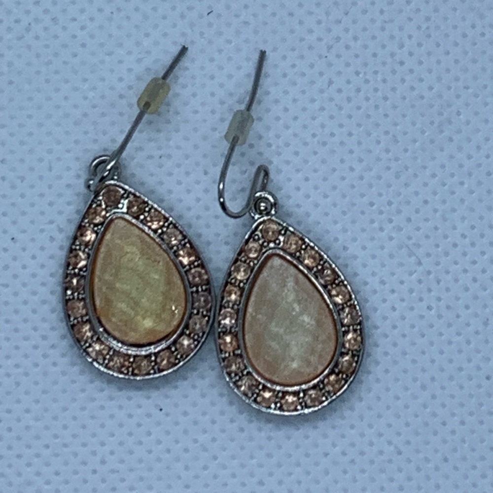 Teardrop gold and rhinestone surrounding. Smoke-free home.